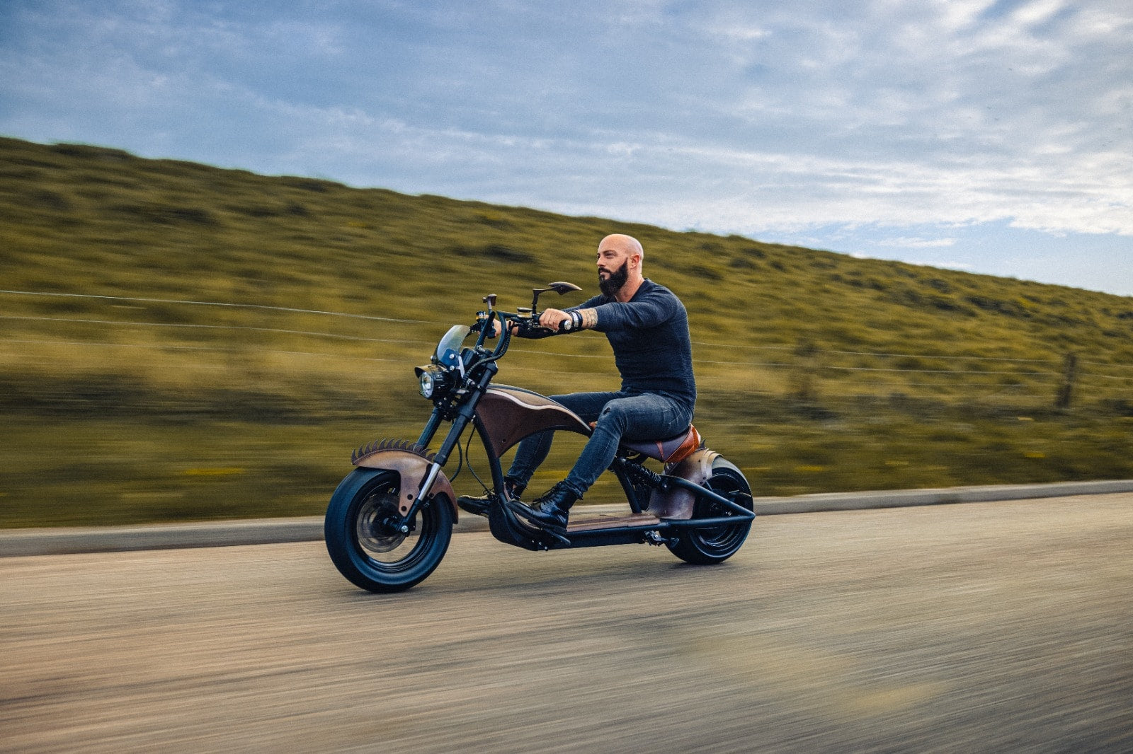 Entdecke hochwertige Elektroroller und E-Chopper in der Schweiz. Nachhaltige Mobilität trifft auf einzigartigen Fahrspaß.