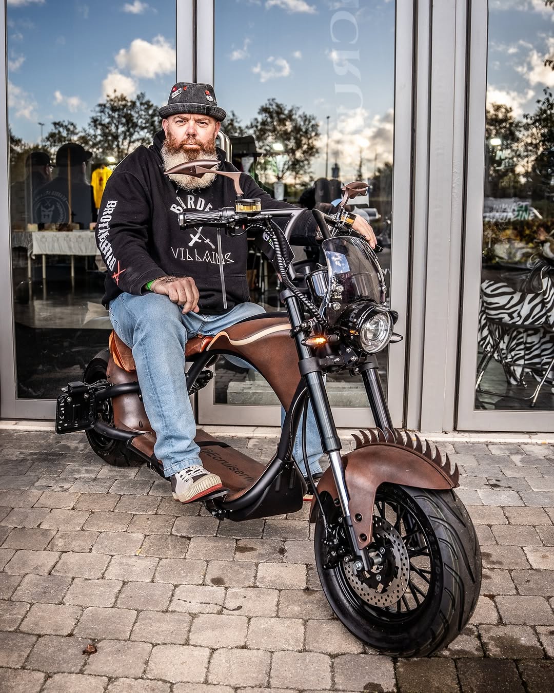 Kreativer Umbau eines E-Choppers mit individueller Lackierung und leistungsstärkeren Akkus – von der Star-Biker Community inspiriert