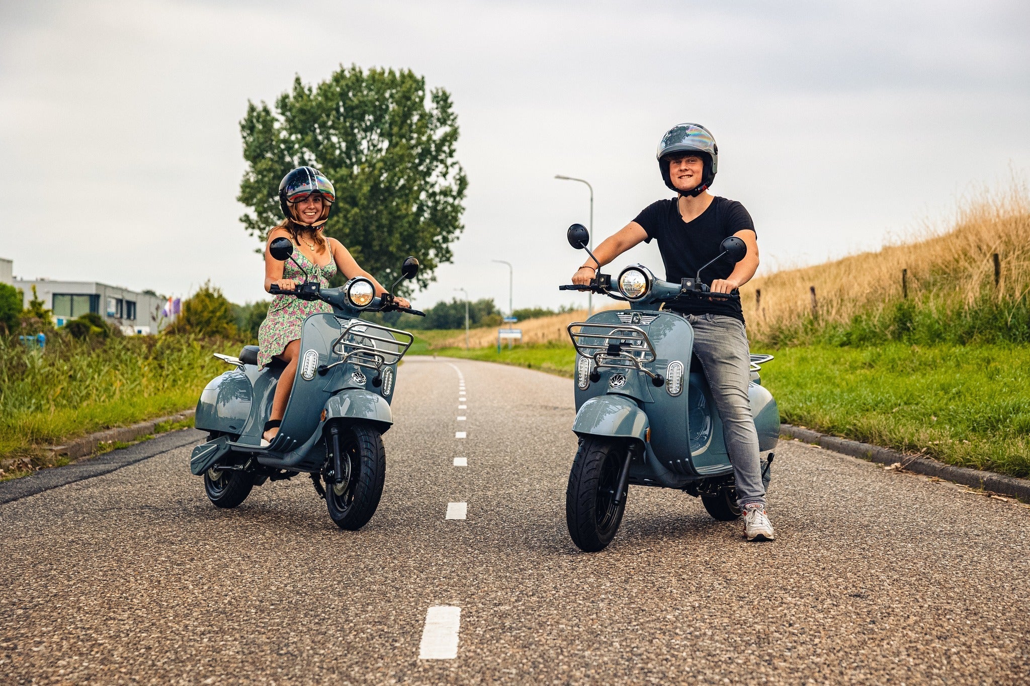 Benzinroller vs. E-Roller – Warum sich der Umstieg in der Schweiz lohnt! Nachhaltig, günstiger & wartungsärmer unterwegs mit einem Elektroroller oder E-Chopper.