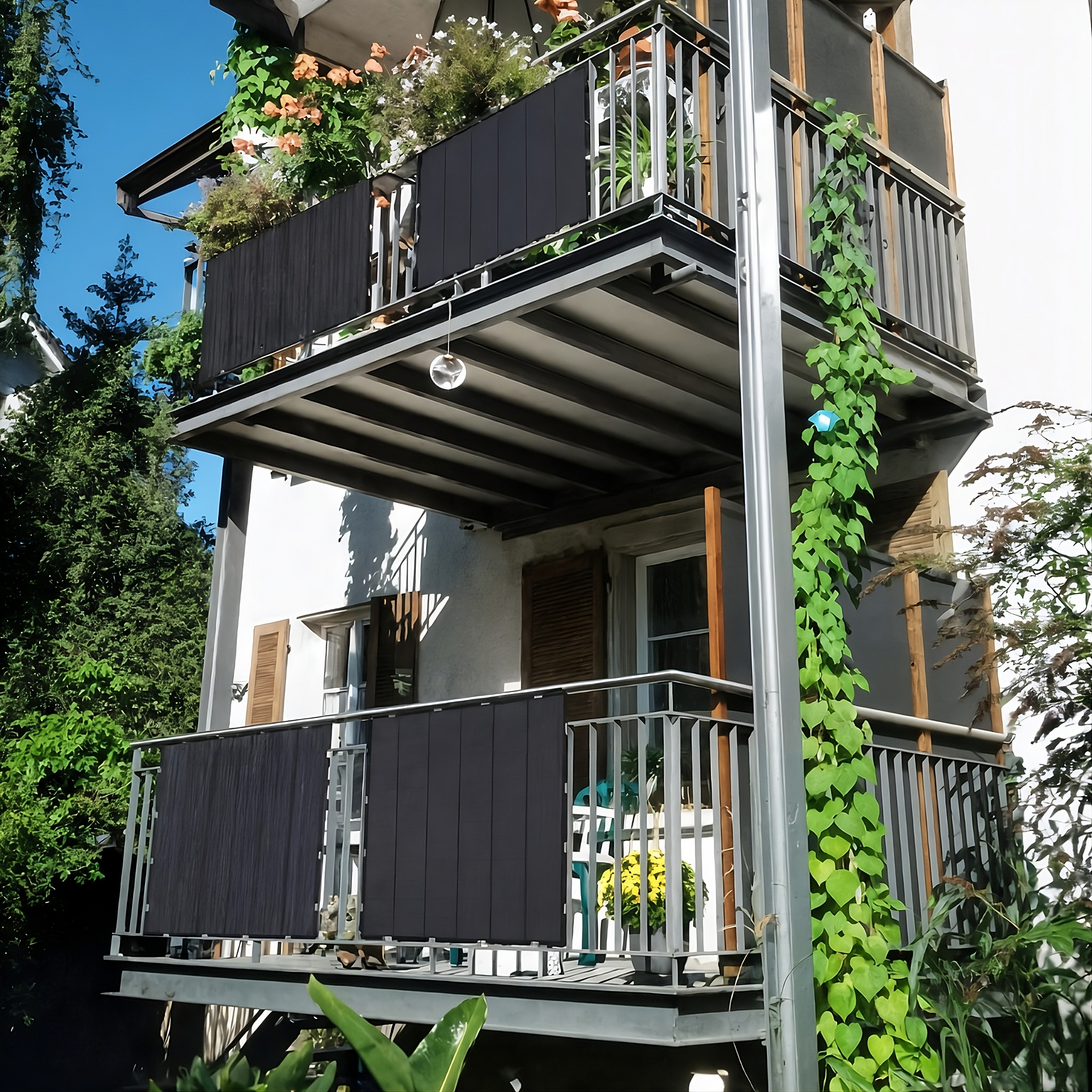 Balkonkraftwerk Onyx Black mit 2×440 Wp und 600-W-Mikrowechselrichter, Plug-&-Play an CH-Steckdose (T13/T23) auf einem Schweizer Balkon.
