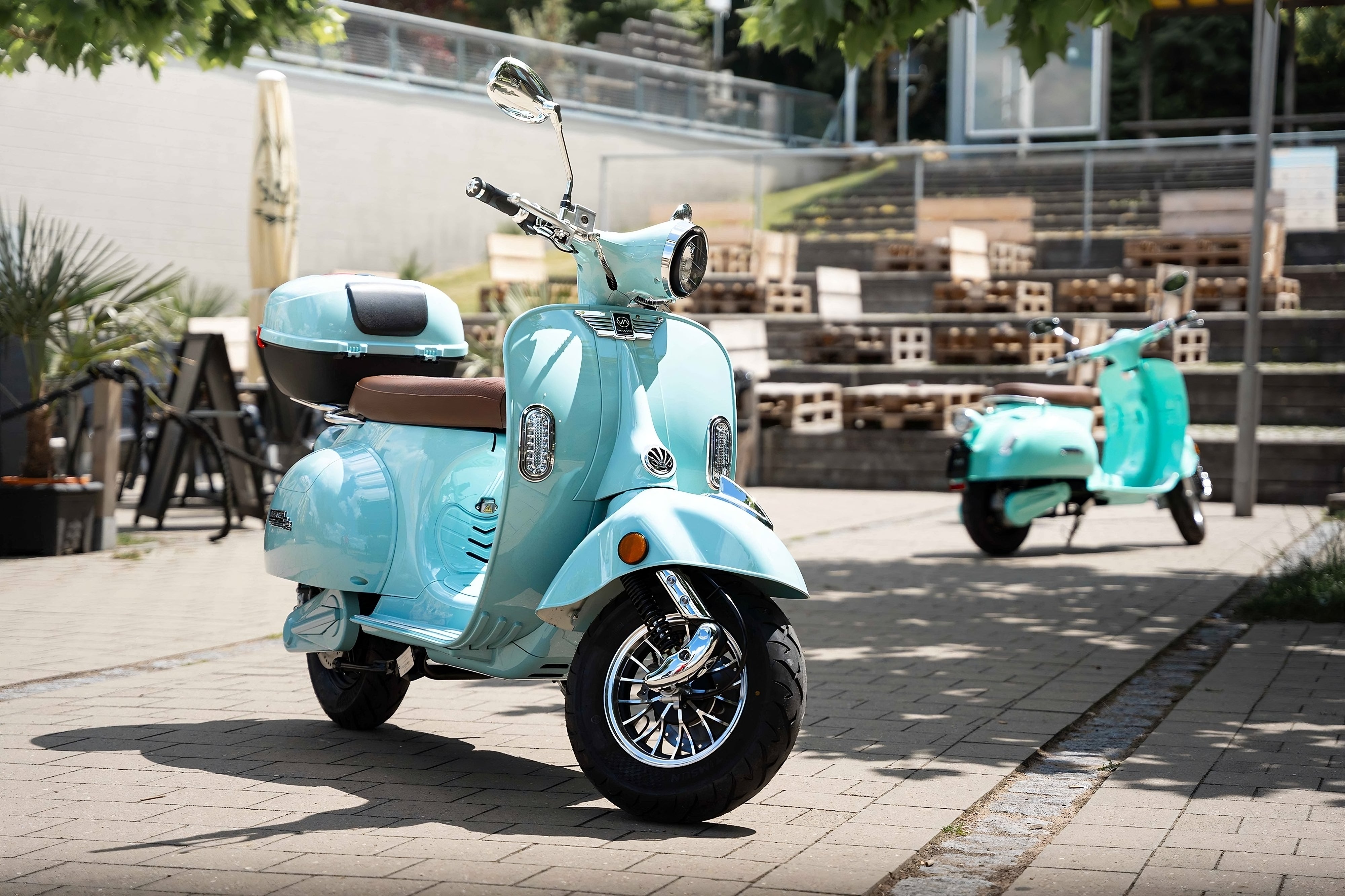 Mehrere Shelwy Italian E-Roller in verschiedenen Farben – stilvoll in einer Reihe bei star-biker.ch für den Schweizer Stadtverkehr.