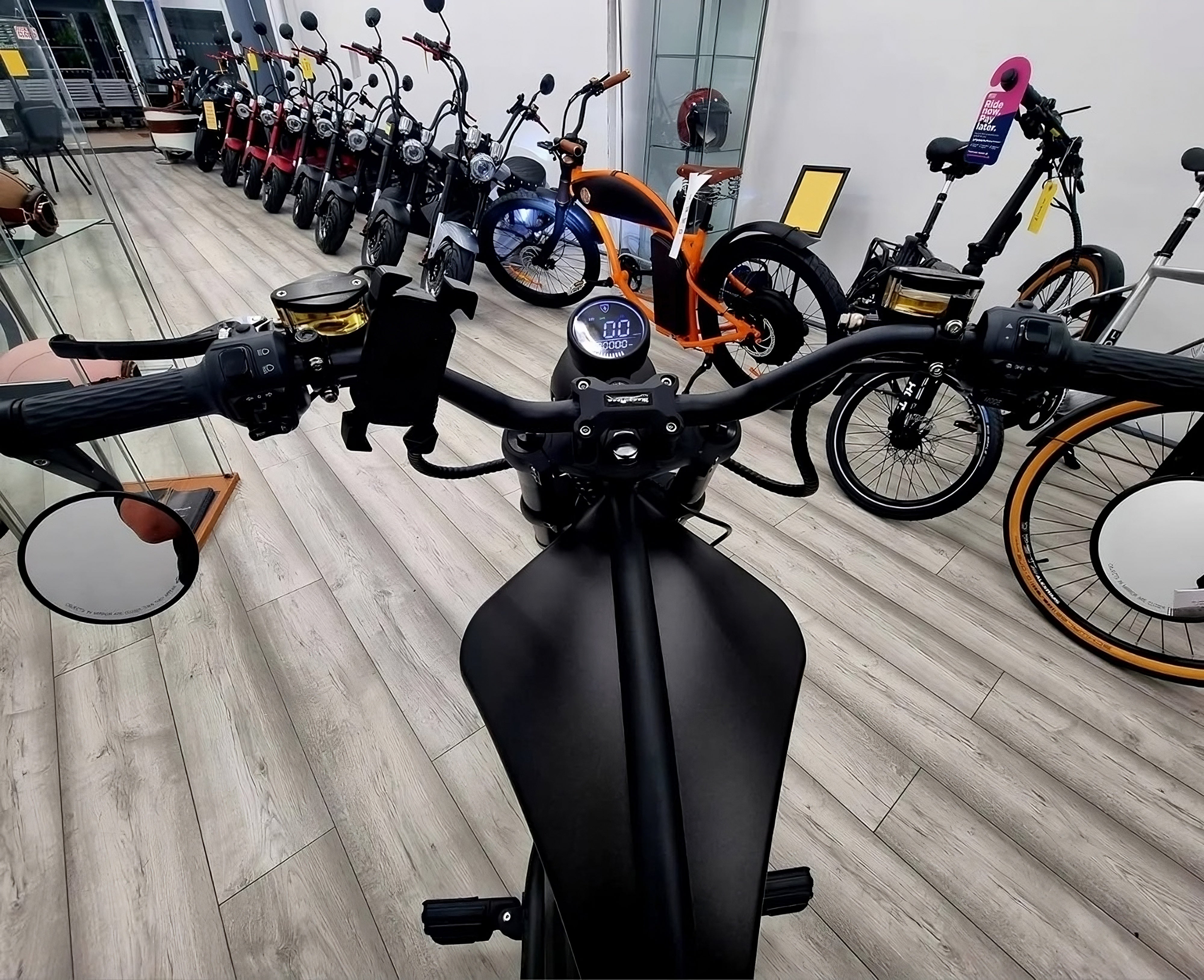 Star-Biker M1PS Knight Elektro-Chopper in der 85 km/h-Version, vordere Ansicht, aufgebockt für Speedtest in der Schweiz