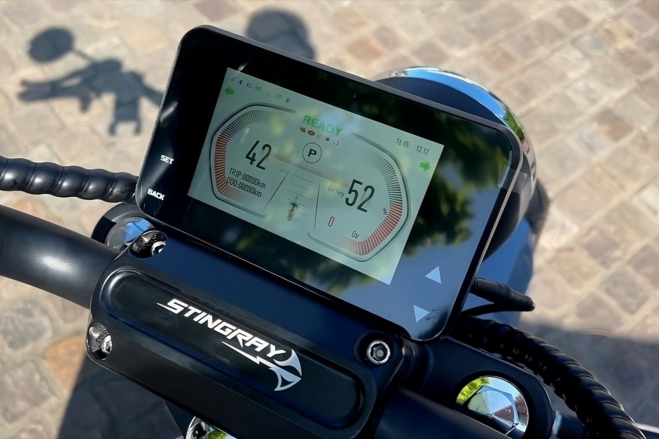 Star-Biker Chopper 6.0s Premium mit TFT Display: Intelligentes Cockpit, integrierte Lautsprecher & OTA-Updates. Ideal für 25 km/h & 45 km/h E-Roller in der Schweiz.