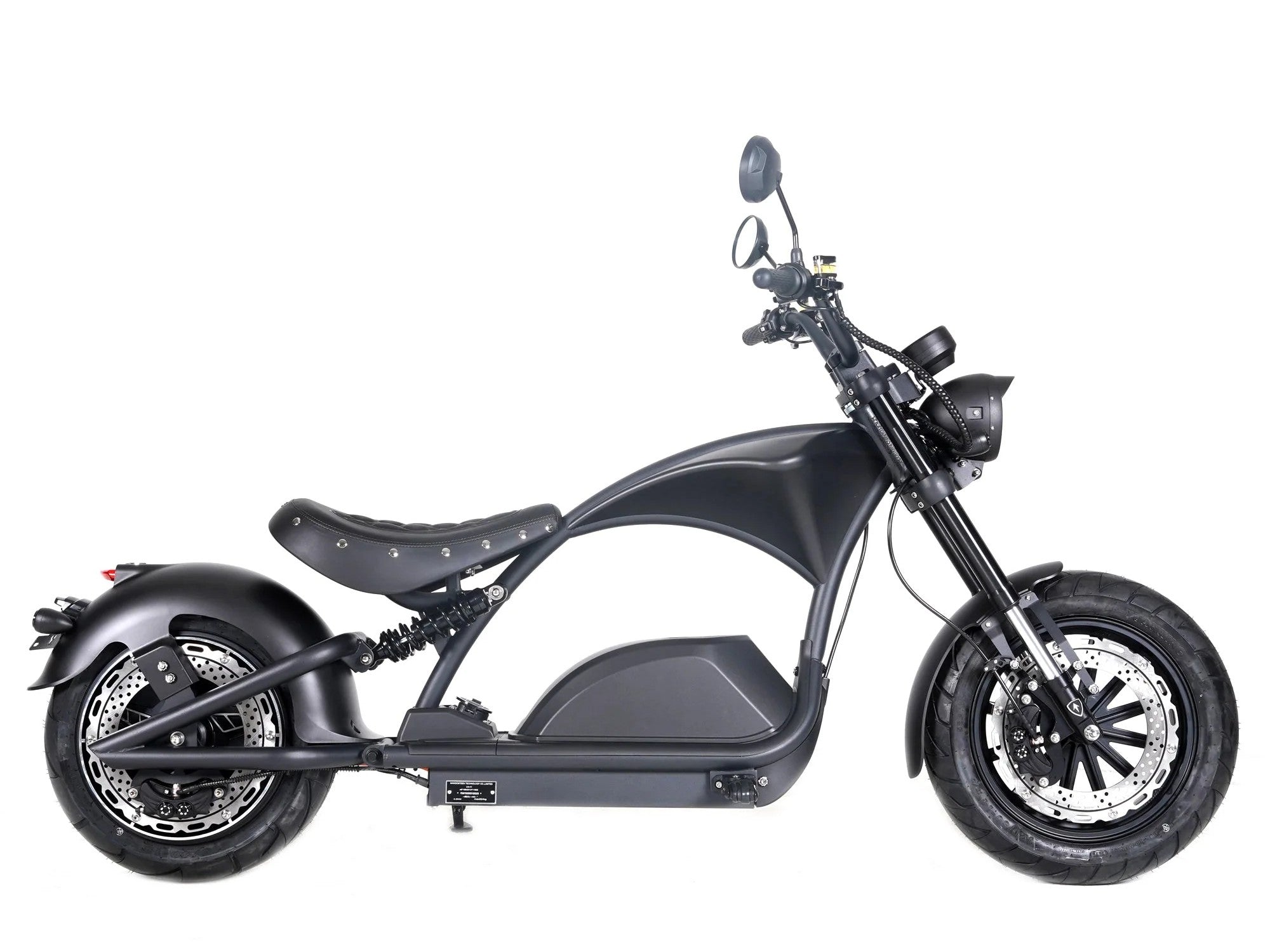 Schwarzer E-Chopper mit verlängertem Rahmen und komfortabler Sitzposition, Seitenansicht auf weißem Hintergrund.