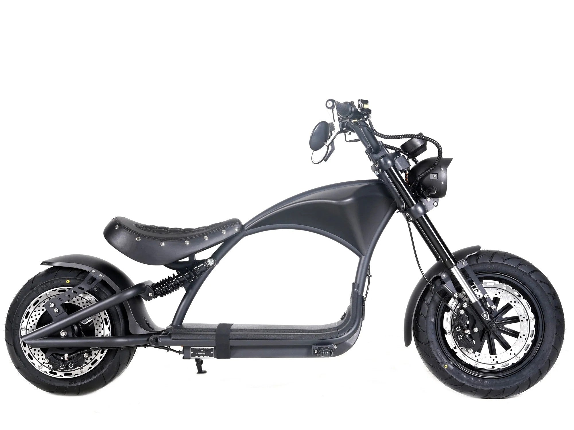 Schwarzer E-Chopper mit tiefem Rahmen und breiten Reifen, Seitenansicht auf neutralem Hintergrund.