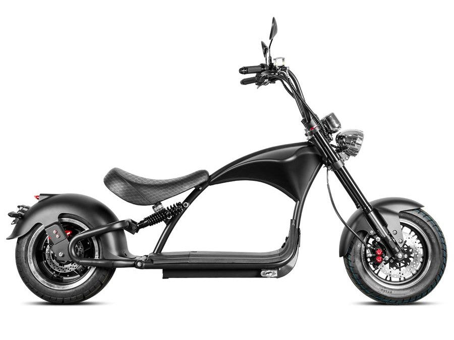 Schwarzer E-Chopper mit geschwungenem Rahmen in Seitenansicht, minimalistisches Design auf weißem Hintergrund.