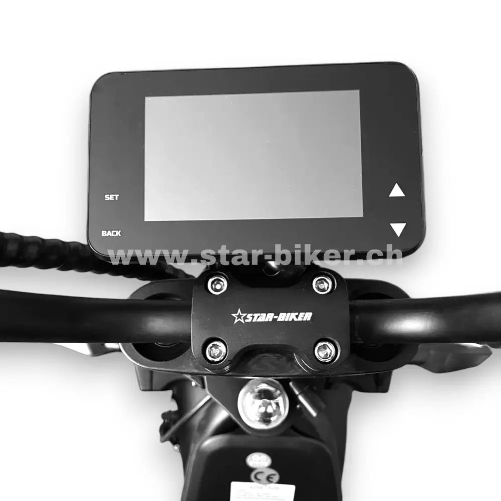 Digitales TFT Multimedia Cockpit des Star-Biker Cruiser 3.0s mit Lenkeraufnahme und Logo. Zeigt Bedienfeld und Lenker des E-Choppers.