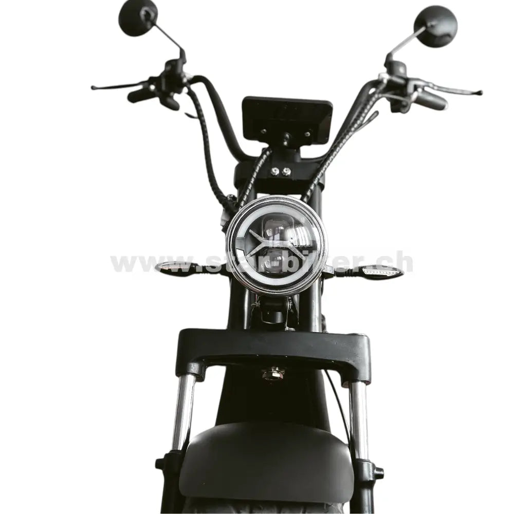 Frontansicht des Star-Biker Cruiser 3.0s mit leuchtendem LED-Frontscheinwerfer, integriertem Tagfahrlicht und schmalen LED-Blinkern.