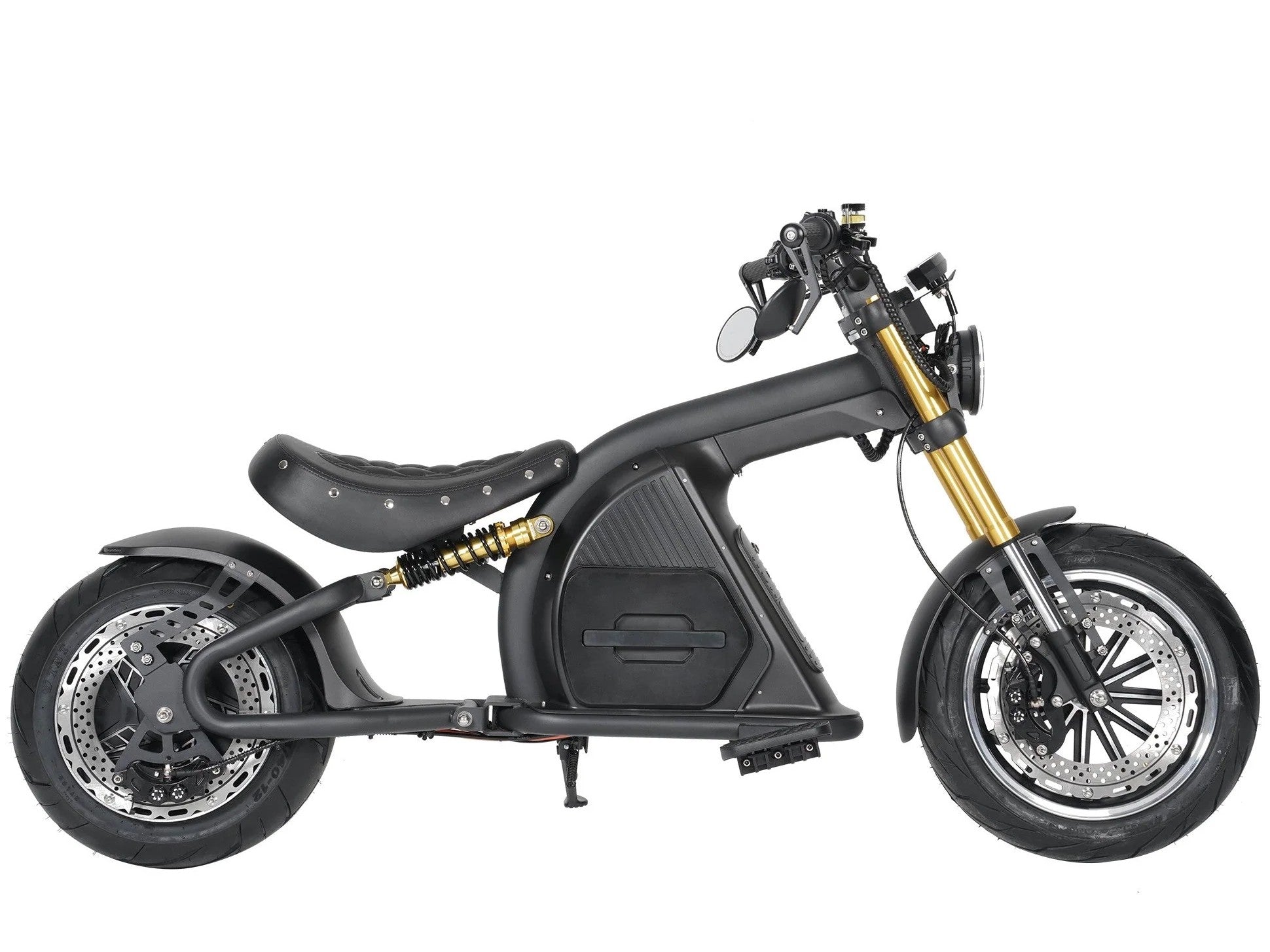 Schwarzer E-Chopper mit zentralem Akkumodul und goldfarbener Federgabel, Seitenansicht auf weißem Hintergrund.