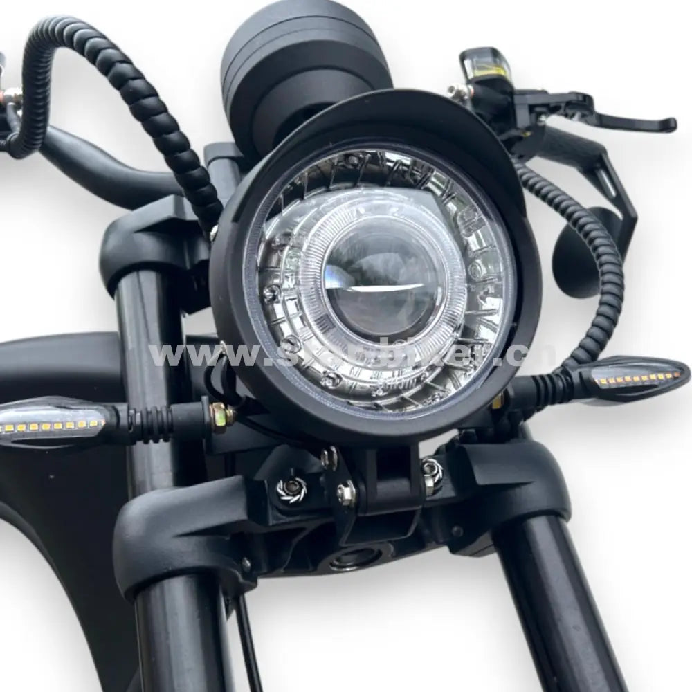 LED-Scheinwerfer in Shadow Black mit Blinker vorne – optimales Licht für Fahrten in der Schweiz