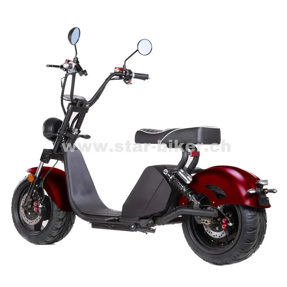 Weinroter Star-Biker Cruiser 3.0s – Ansicht schräg hinten mit stylischer Karosserie und komfortabler Sitzbank