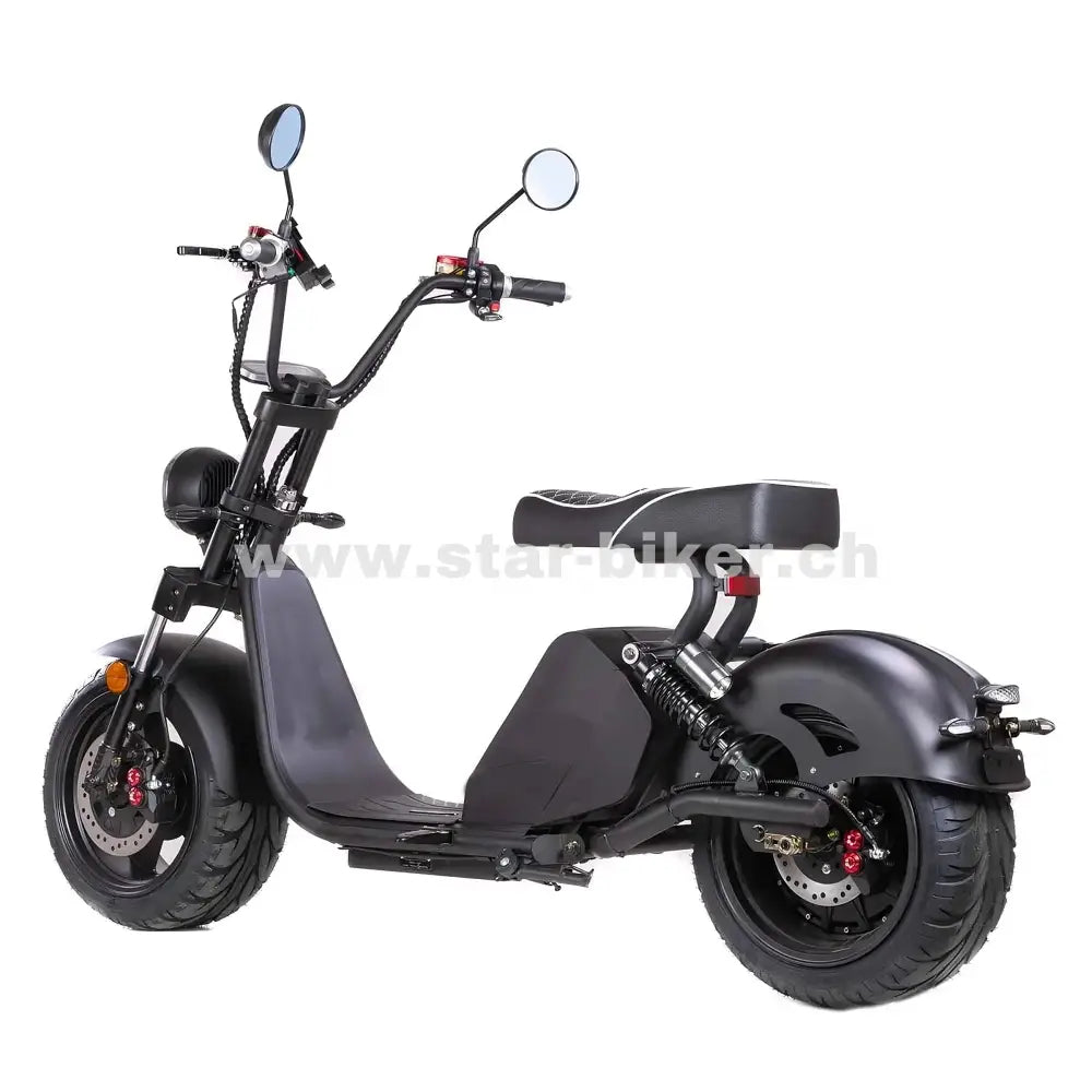 Star-Biker E-Roller 3.0s Mattschwarz – schräge Heckansicht mit LED-Rücklicht und 2-Personen-Sitzbank