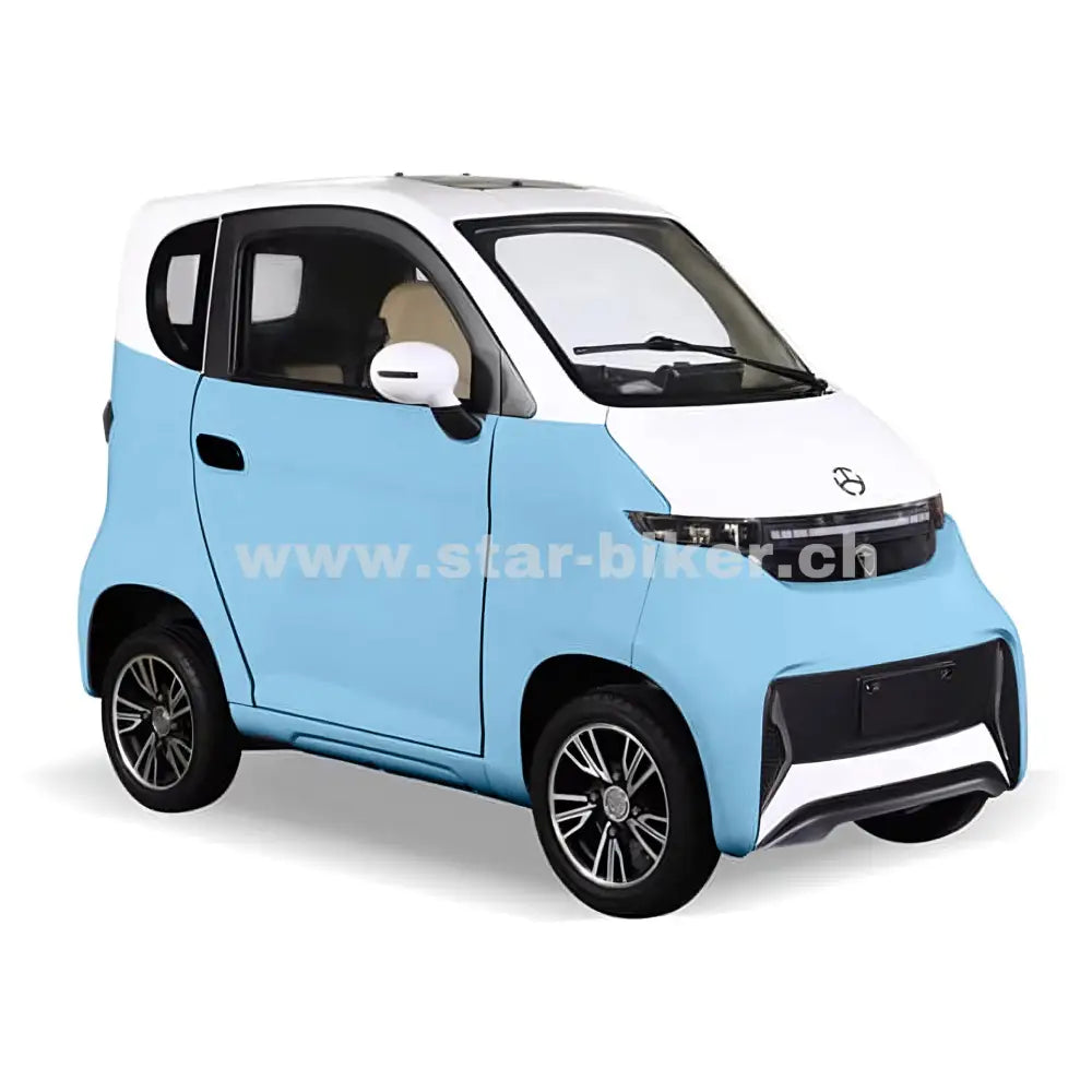 Star-Biker Kabinenroller 4.0 Li in Sky Blue, moderne E-Mobilität mit vier Rädern, schräg von vorne fotografiert